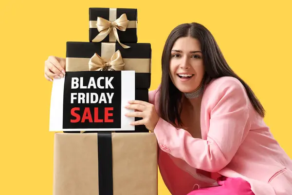 Junge Frau Mit Geschenkschachteln Auf Gelbem Hintergrund Black Friday Verkauf — Stockfoto