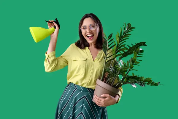 Молодая Женщина Растительным Спрей Бутылку Зеленом Фоне — стоковое фото