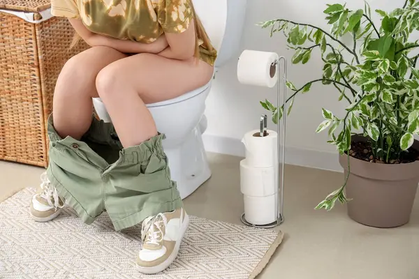 Mladá Žena Trpí Bolestí Toaletní Míse Koupelně — Stock fotografie