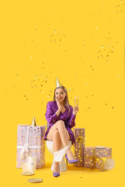 Fiatal Pezsgővel Csésze Születésnapi Ajándékok Sárga Háttér — Stock Fotó