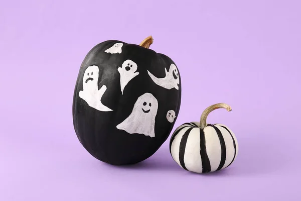 Målade Halloween Pumpor Med Spöken Och Ränder Lila Bakgrund — Stockfoto