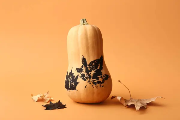 Halloween Pumpa Med Höstlöv Orange Bakgrund — Stockfoto
