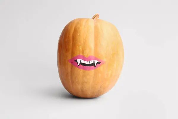 Dynia Halloween Rysowane Usta Kły Szarym Tle — Zdjęcie stockowe