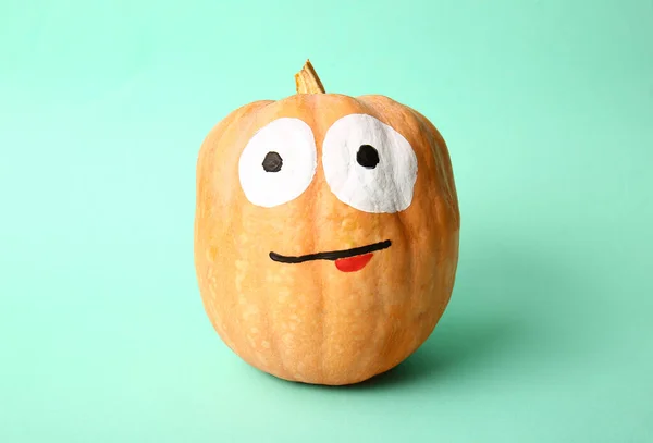 Lustiger Halloween Kürbis Mit Gezeichnetem Gesicht Auf Türkisfarbenem Hintergrund — Stockfoto