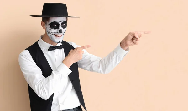 Young Man Dressed Halloween Pointing Something Beige Background — Stock Photo, Image