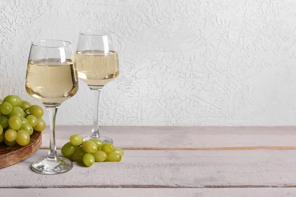 Glasses Exquisite Wine Grapes Table White Wall — Stock Photo, Image