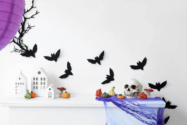 Мантелист Хэллоуинским Декором Бумажными Летучими Мышами Светлой Стене Комнате — стоковое фото
