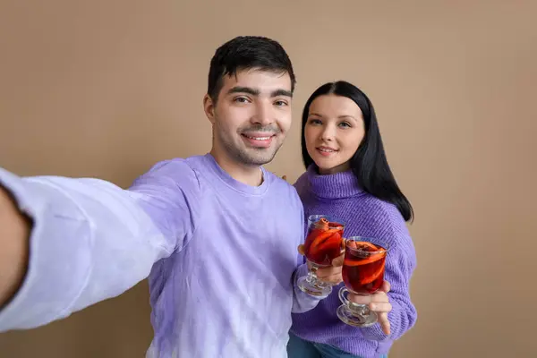 Casal Jovem Com Copos Vinho Ruminado Tomando Selfie Fundo Cor — Fotografia de Stock