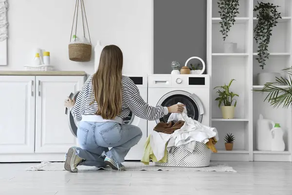 Jonge Vrouw Zet Vuile Kleren Wasmachine Wasruimte Achteraanzicht — Stockfoto
