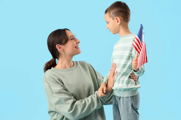 Malý Chlapec Vlajkou Usa Jeho Matka Modrém Pozadí Slavnost Dne — Stock fotografie