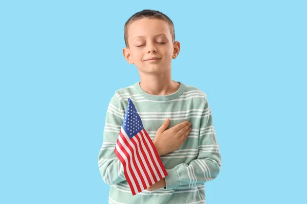 Mavi Arka Planda Amerikan Bayrağı Olan Küçük Bir Çocuk Gaziler — Stok fotoğraf