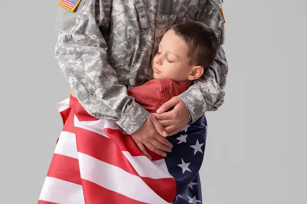 Female Soldier Hugging Her Little Son Flag Light Background Veterans — Stock Photo, Image