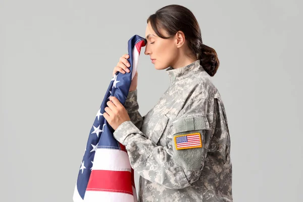 Żołnierka Flagą Usa Jasnym Tle Obchody Dnia Weterana — Zdjęcie stockowe