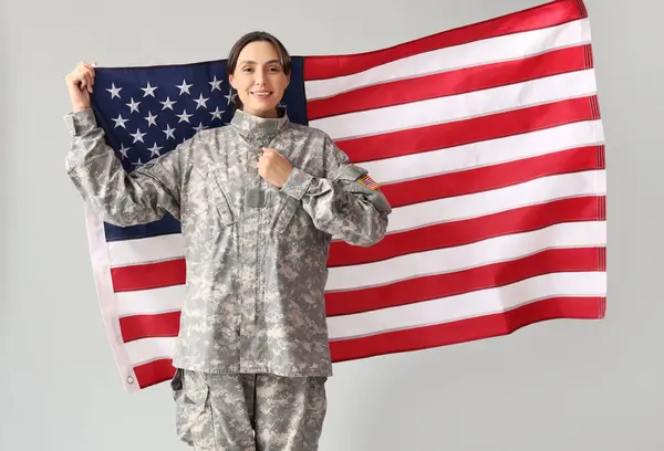 Soldado Femenino Con Bandera Estados Unidos Sobre Fondo Claro Celebración —  Fotos de Stock