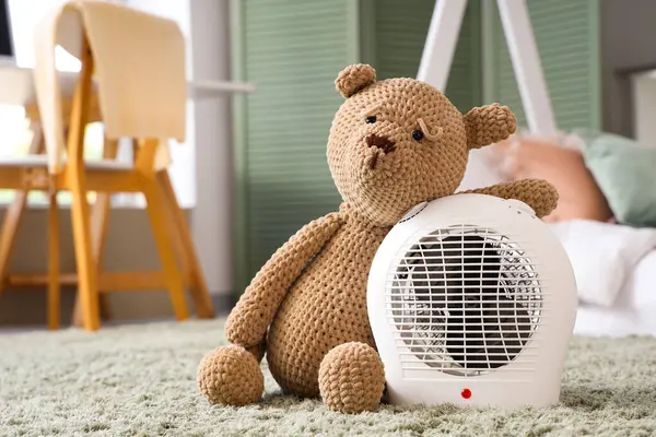 Elektrische Ventilatorverwarming Met Speelgoedbeer Kinderslaapkamer — Stockfoto
