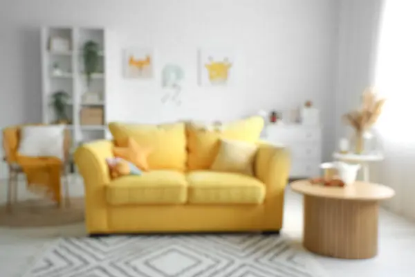 带黄色沙发和桌子的儿童房视线模糊 — 图库照片