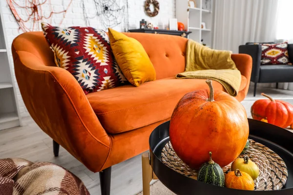 Cadılar Bayramı balkabakları oturma odasında, yakın plan.