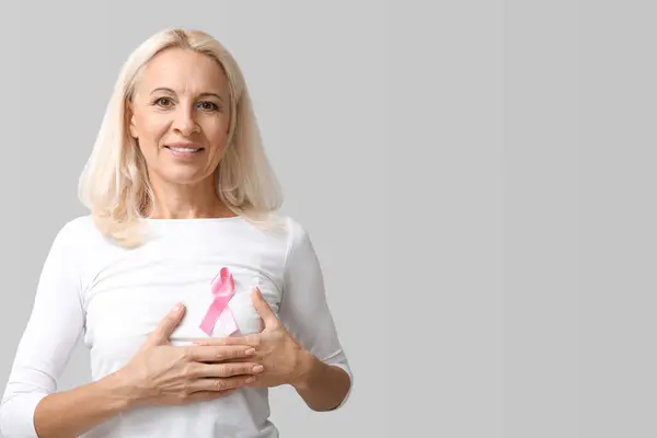 Volwassen Vrouw Met Roze Lint Grijze Achtergrond Bewustmakingsconcept Borstkanker — Stockfoto