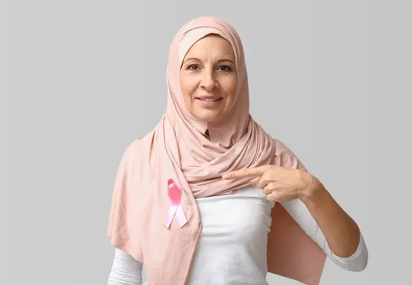 Muslimská Dospělá Žena Růžovou Stuhou Šedém Pozadí Koncepce Povědomí Rakovině — Stock fotografie