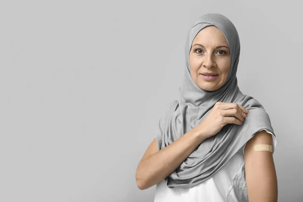 Starší Muslimka Lékařskou Náplastí Paži Šedém Pozadí Koncepce Očkování — Stock fotografie