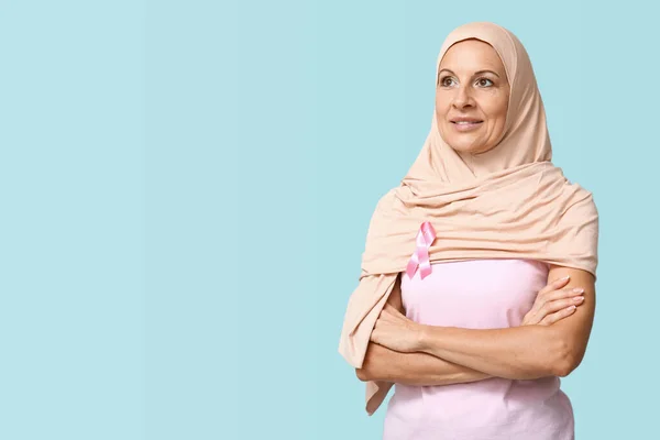 Muslimská Dospělá Žena Růžovou Stuhou Modrém Pozadí Koncepce Povědomí Rakovině — Stock fotografie