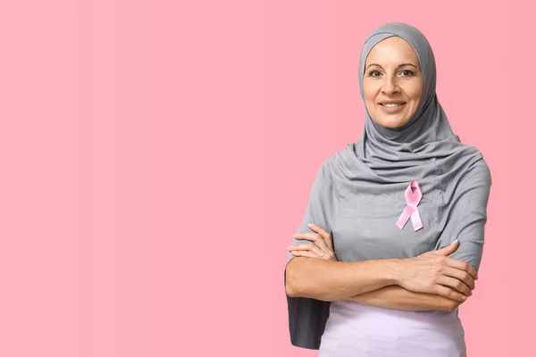 Muslimka Stuhou Růžovém Pozadí Koncepce Povědomí Rakovině Prsu — Stock fotografie