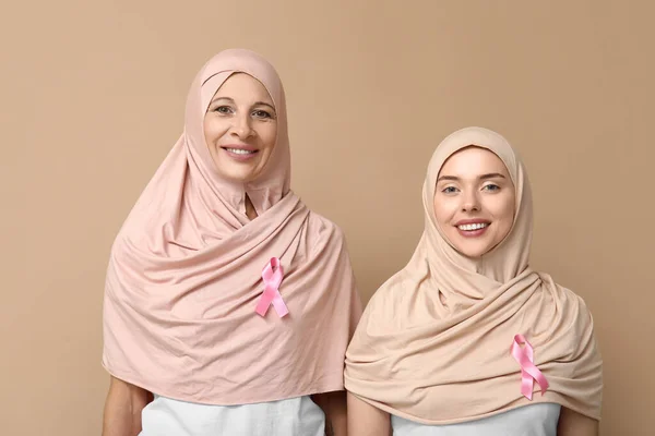 Muslimky Růžovými Stuhami Béžovém Pozadí Koncepce Povědomí Rakovině Prsu — Stock fotografie