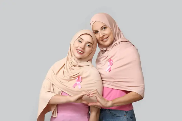 Muslimské Ženy Růžovými Stuhami Dělat Srdce Rukama Šedém Pozadí Koncepce — Stock fotografie