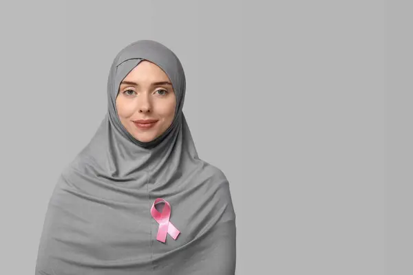 Muslimka Růžovou Stuhou Šedém Pozadí Koncepce Povědomí Rakovině Prsu — Stock fotografie