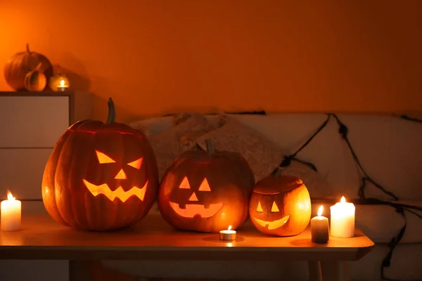 Halloween Kürbisse Mit Brennenden Kerzen Auf Dem Tisch Dunklen Wohnzimmer — Stockfoto