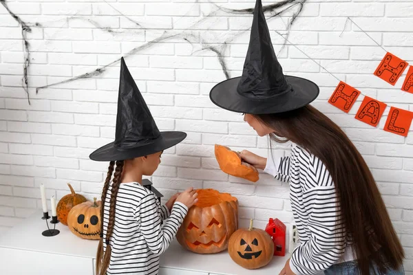 Bambina Con Madre Zucca Che Festeggiano Halloween Casa — Foto Stock
