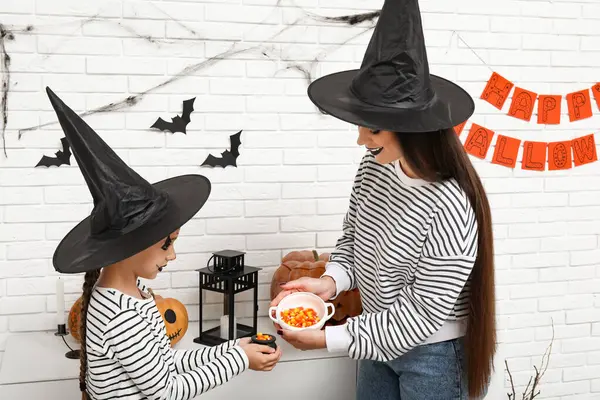 Menina Com Sua Mãe Doces Comemorando Halloween Casa — Fotografia de Stock