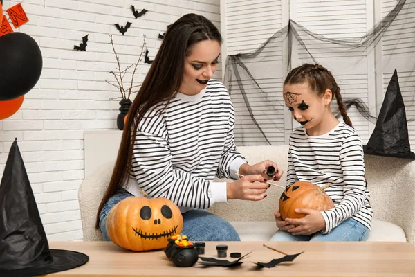 Bambina Con Sua Madre Che Dipinge Zucca Halloween Casa — Foto Stock