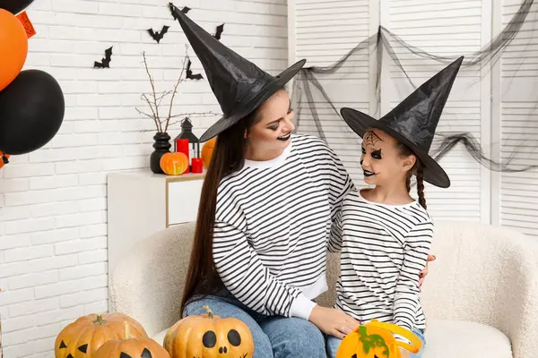 Bambina Con Sua Madre Cappelli Strega Che Festeggia Halloween Casa — Foto Stock