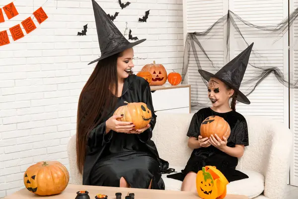 Bambina Con Sua Madre Vestita Streghe Zucche Che Festeggiano Halloween — Foto Stock