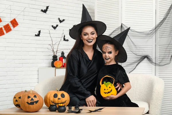 Dziewczynka Matką Przebrana Czarownice Świętuje Halloween Domu — Zdjęcie stockowe