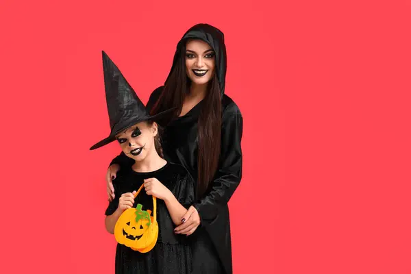 Egy Kislány Táskával Anyja Boszorkánynak Öltözve Halloweenkor Vörös Alapon — Stock Fotó