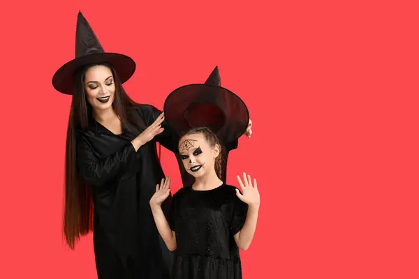Κοριτσάκι Μητέρα Του Ντυμένο Μάγισσες Για Halloween Κόκκινο Φόντο — Φωτογραφία Αρχείου