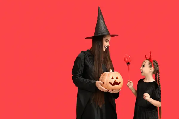 Κοριτσάκι Και Μητέρα Της Ντυμένοι Για Halloween Κολοκύθα Κόκκινο Φόντο — Φωτογραφία Αρχείου