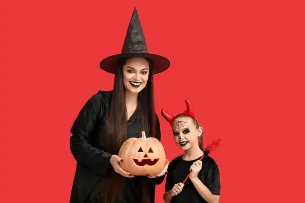 Mała Dziewczynka Jej Matka Ubrana Halloween Dyni Czerwonym Tle — Zdjęcie stockowe