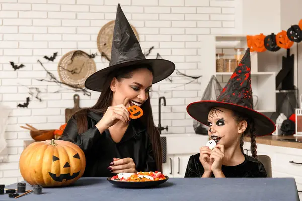 Bambina Con Sua Madre Halloween Tratta Cucina — Foto Stock