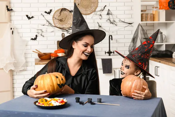 Dziewczynka Matką Maluje Dynie Halloween Kuchni — Zdjęcie stockowe