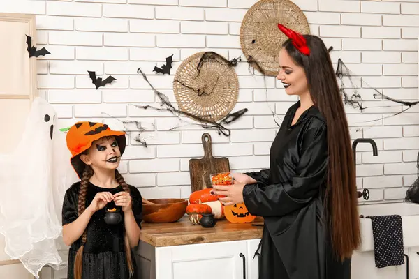Matka Daje Swojej Córeczce Halloween Cukierki Kuchni — Zdjęcie stockowe