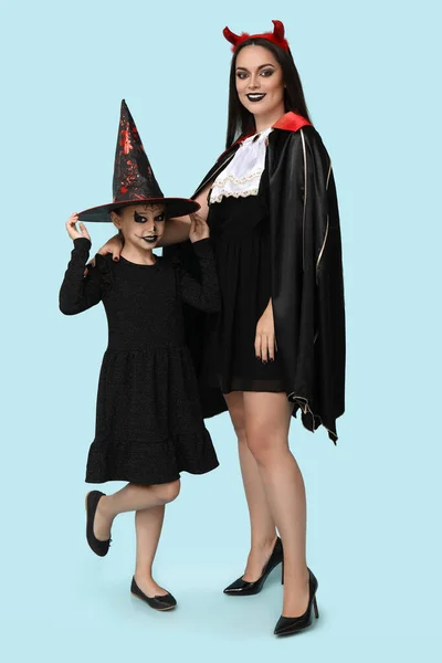 Маленька Дівчинка Матір Одягнена Хелловін Синьому Фоні — стокове фото