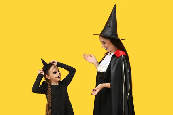 Annesiyle Cadılar Bayramı Için Sarı Arka Planda Giyinmiş Küçük Bir — Stok fotoğraf