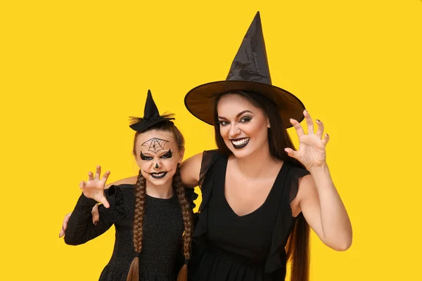Τρομακτικό Κοριτσάκι Μητέρα Της Ντυμένη Για Halloween Κίτρινο Φόντο — Φωτογραφία Αρχείου