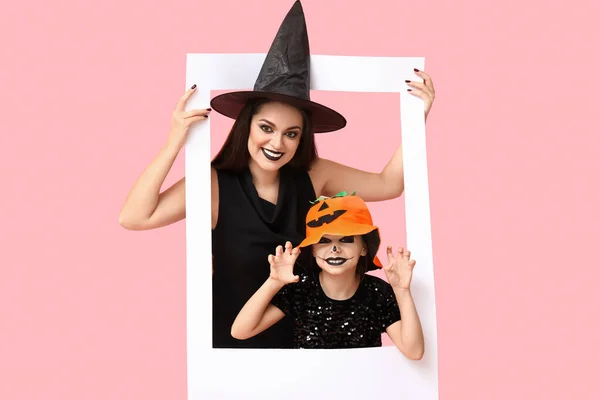 Κοριτσάκι Και Μητέρα Της Ντυμένοι Για Halloween Πλαίσιο Ροζ Φόντο — Φωτογραφία Αρχείου