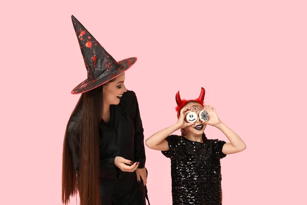 Κοριτσάκι Μπισκότα Και Μητέρα Της Ντυμένη Για Halloween Ροζ Φόντο — Φωτογραφία Αρχείου