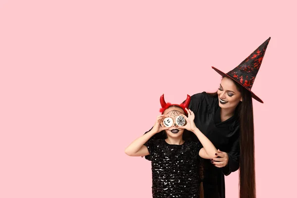 Маленькая Девочка Печеньем Мать Одетая Хэллоуин Розовом Фоне — стоковое фото