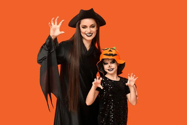 Τρομακτικό Κοριτσάκι Μητέρα Της Ντυμένη Για Halloween Πορτοκαλί Φόντο — Φωτογραφία Αρχείου